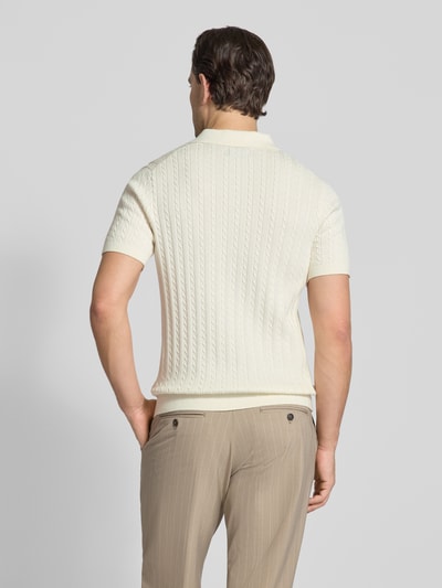 Männermodel trägt Slim Fit Poloshirt in Strick-Optik von Christian Berg Men, cremefarben, reine Baumwolle, Rückansicht, Ganzkörperansicht.