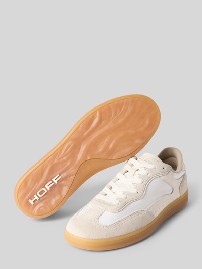 Produktfoto, Sneaker mit Logo-Stitching Modell 'Park' von HOFF, cremeweiß mit glatter Sohle, abgerundete Passform, Seiten- und Sohlenansicht
