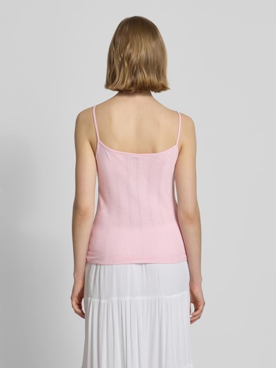 Frauenmodel trägt Regular Fit Top aus reiner Baumwolle Modell 'MARIE' von Pieces, Optik: Unifarben, Struktur, Ganzkörperansicht Rückansicht.