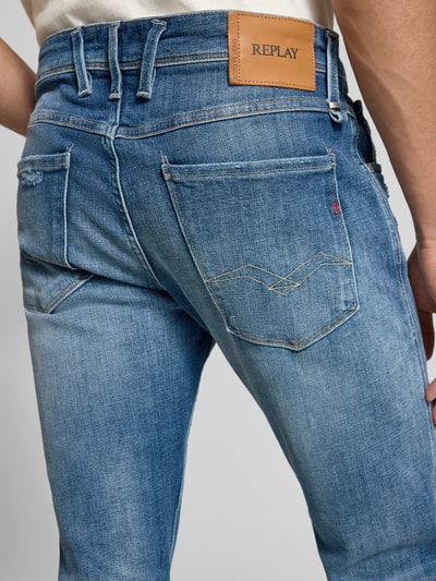 Männermodel trägt Skinny Fit Jeans im Used Look von Replay, blau, elastischer Baumwoll-Mix, 5-Pocket, Detailaufnahme Rückansicht.