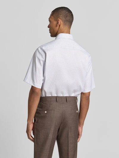 Męski model prezentuje Comfort Fit Business-Hemd mit Brusttasche od ETERNA, biała i niebieska kratka, bawełna, krój comfort fit, kołnierzyk button-down, kieszeń na piersi, zaokrąglony dół, długość pleców w rozmiarze 40: 81 cm, szerokość w rozmiarze 40: 46 cm, długość rękawa w rozmiarze 40: 28 cm, zdjęcie całej sylwetki z tyłu.