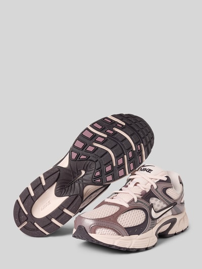 Produktfoto, Sneaker mit Logo-Detail Modell 'V5 RNR' von Nike, Damen Sneaker, beige und lila Töne, Mesh-Textur, schwarze Gummisohle