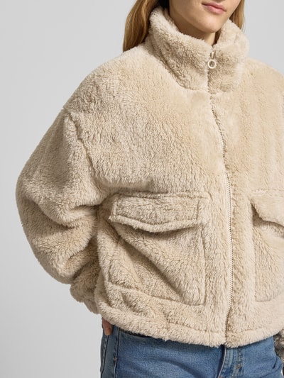 Frauenmodel trägt Loose Fit Fleecejacke mit Stehkragen Modell 'ANNA CONTACT' von Only, unifarben, Kunstwebfell, Nahaufnahme Oberkörper.