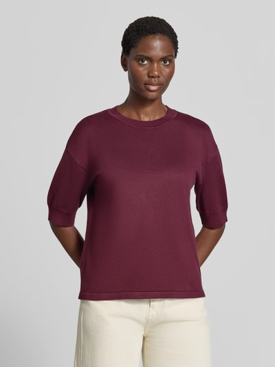 Kobiece model nosi Relaxed Fit T-Shirt aus Viskose-Mix od b.young, mieszanka wiskozy, krój relaxed fit, prążkowane wykończenia, okrągły dekolt, rękaw o dł. 1/2, długość tyłu w rozmiarze S: 56 cm, długość rękawów w rozmiarze S: 24 cm, widok całej sylwetki z przodu.