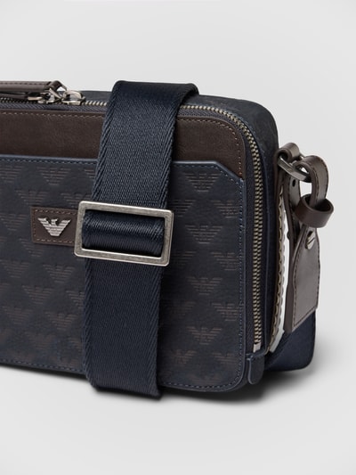 Produktfoto, Umhängetasche mit Logo-Muster von Emporio Armani in Dunkelblau und Braun mit Label-Applikation, Reißverschluss und verstellbarem Schulterriemen, Textur aus beschichtetem Material, Maße: 22 x 16 x 6 cm, Länge Schulterriemen: 124 cm