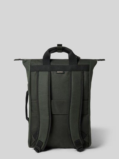 Produktfoto, dunkelgrüner Rucksack mit Label-Patch Modell 'FIELD WAX' von Barbour, rechteckige Form, glatte Textur, Herren Rucksack von Barbour