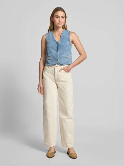 Frauenmodel trägt Regular Fit Weste in Denim-Optik von Mustang, Baumwoll-Mix, Paspeltaschen, V-Ausschnitt, Knopfleiste, Ganzkörperansicht von vorne.