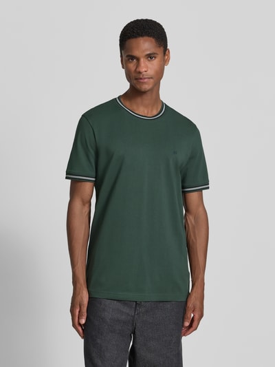 Männermodel trägt Regular Fit T-Shirt mit Logo-Stitching von Christian Berg Men, Reine Baumwolle, Rundhalsausschnitt, Ganzkörperansicht von vorne.