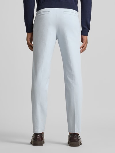 Männermodel trägt Slim Fit Schmale Hose aus Baumwoll-Mix Modell 'KAITON1' von BOSS in Hellblau, schlichte Twill-Optik, Ganzkörperansicht Rückansicht