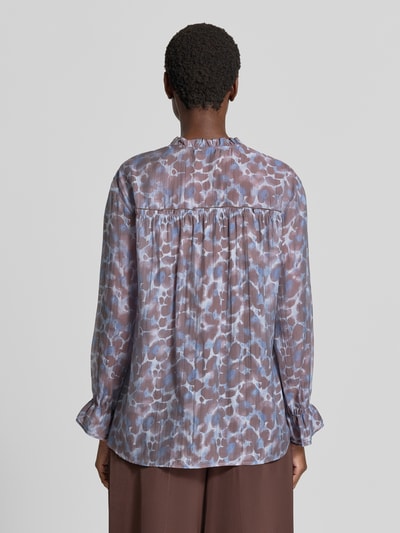 Frauenmodel trägt Relaxed Fit T-Shirt aus Lyocell-Mix von Betty Barclay mit abstraktem Muster in Blau und Braun, Ganzkörperansicht Rückansicht. Damen Langarmbluse von Betty Barclay.