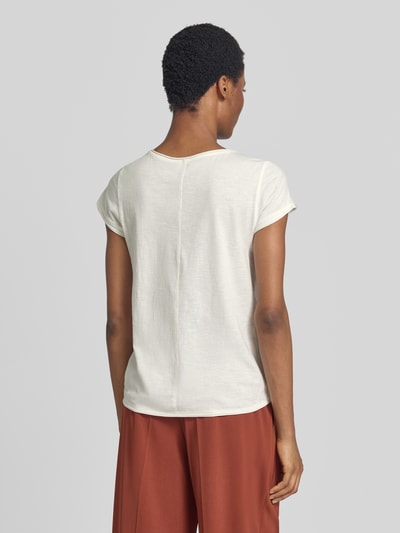 Kobiece model prezentuje Regular Fit T-Shirt aus reiner Baumwolle od s.Oliver RED LABEL, jasny kremowy, gładka tekstura, widok całej sylwetki od tyłu.