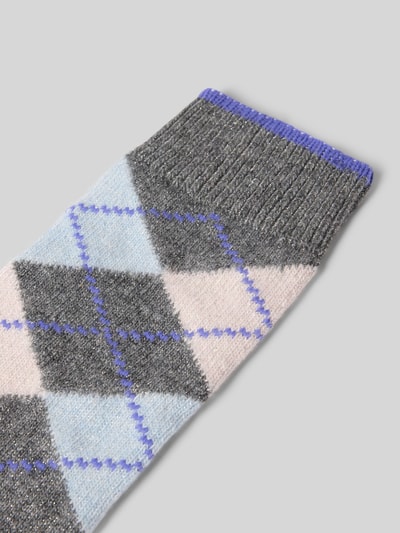 Produktfoto, Socken mit Kaschmir-Anteil und Kontraststreifen von UNIO HAMBURG, Mieszanka bawełny i kaszmiru, prążkowany ściągacz, paski w kontrastowym kolorze, wzór w kratę