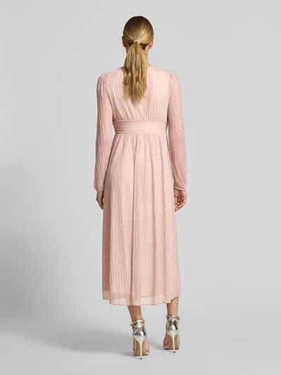 Frauenmodel trägt Tailliertes Midikleid mit Schimmer-Effekt von s.Oliver BLACK LABEL, schimmernde Optik, Chiffon, Midi-Länge, Ganzkörperansicht Rückansicht.