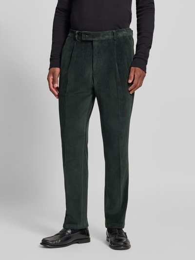 Männermodel trägt zielone spodnie Slim Fit z mieszanki bawełny w imitacji sztruksu Zuitable Model 'Cliffer', wpuszczane kieszenie, zapięcie na guzik i zamek błyskawiczny, szerokość w rozmiarze 50: 37 cm, długość wewnętrzna nogawki w rozmiarze 50: 76 cm, Ganzkörperansicht von vorne.