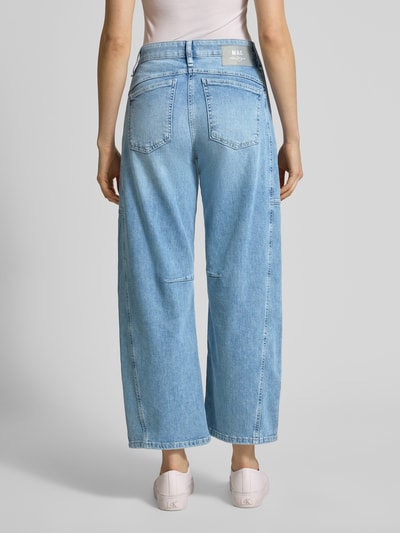 Frauenmodel trägt Jeans mit 5-Pocket-Design Modell 'Ohio' von MAC im lockeren Schnitt, Baumwoll-Elasthan-Mix, hellblau, Ganzkörperansicht Rückansicht.