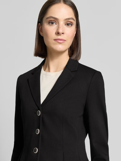 Frauenmodel trägt Slim Fit Blazer aus Viskose-Mix mit Reverskragen von Christian Berg Woman Selection in Schwarz, Nahaufnahme Oberkörper.