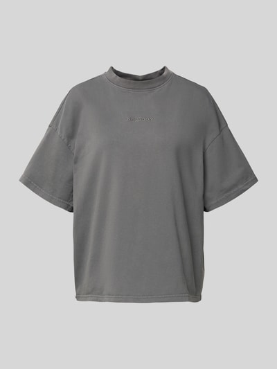 Produktfoto, Oversized T-Shirt mit Label-Stitching von Pegador z bawełny, krój oversized, prążkowany okrągły dekolt, wyhaftowane logo