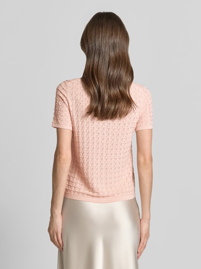 Frauenmodel trägt Strickshirt aus Viskose-Mix mit Rundhalsausschnitt von Jake*s Collection, Strukturmuster, zartrosa, Ganzkörperansicht Rückansicht.