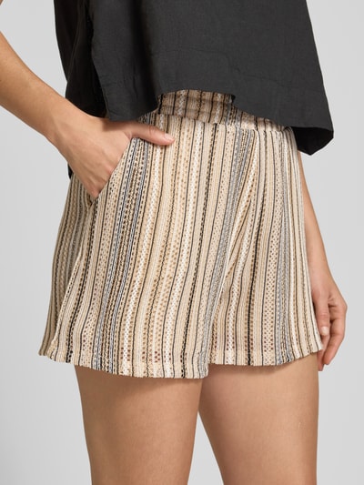 Kobiece model prezentuje Regular Fit Shorts aus Strick Modell 'DEMI' von Vero Moda, efekt: wzór na całej powierzchni, wzór w paski, ażurowy wzór, elastyczny ściągacz, wpuszczane kieszenie, wykończenie materiału: dzianina, kolor beżowy, czarny, brązowy, Nahaufnahme bioder i ud.