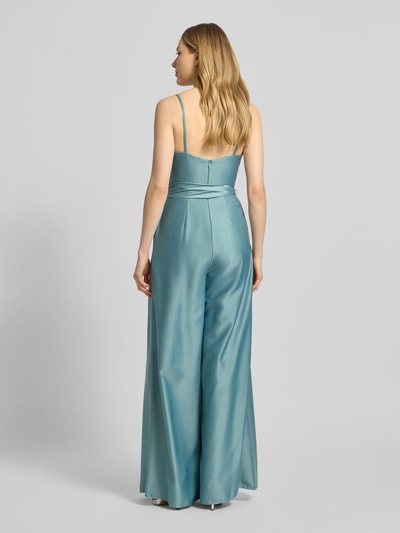 Vrouwenmodel draagt Jumpsuit met Wasserfall-Ausschnitt und Spaghettiträgern van Hey Kyla in glanzend satijn, getailleerd model, strikceintuur, haakjes- en ritssluiting, blauwgroene kleur, gladde stofstructuur, Ganzkörperansicht Rückansicht. Context: dames jumpsuit, ruglengte maat 36: 39 cm, borstwijdte: 33 cm, totale lengte: 154 cm, binnenbeenlengte: 84 cm.