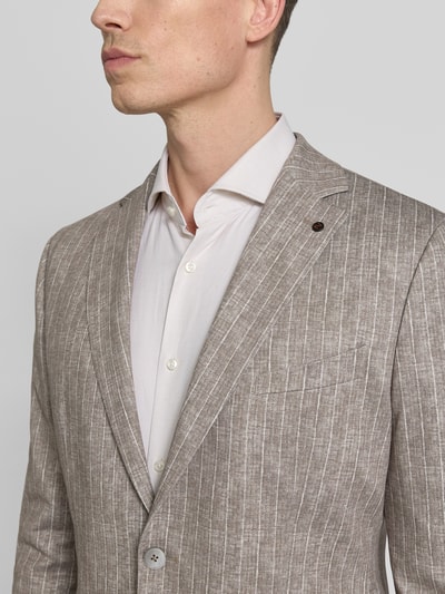 Männermodel trägt Slim Fit 2-Knopf-Sakko mit Pattentaschen Modell 'Nick' von Zuitable im Material-Mix mit Baumwoll-Anteil, Nahaufnahme Oberkörper.