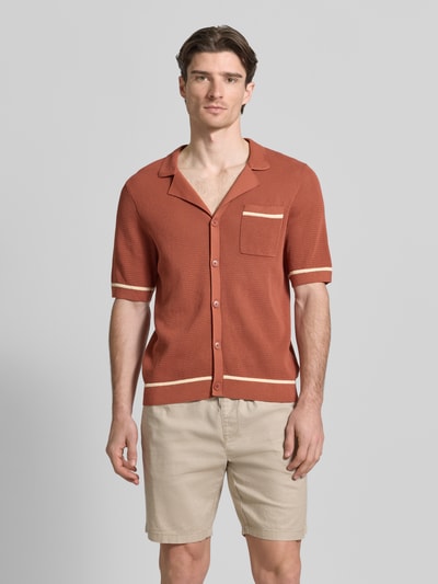 Männermodel trägt Slim Fit Freizeithemd in Strick-Optik Modell 'FLAVIRO' von Drykorn, rostrot mit cremefarbenen Akzenten, Ganzkörperansicht von vorne. Reine Baumwolle, Reverskragen, Knopfleiste, Brusttasche, 1/2-Arm.