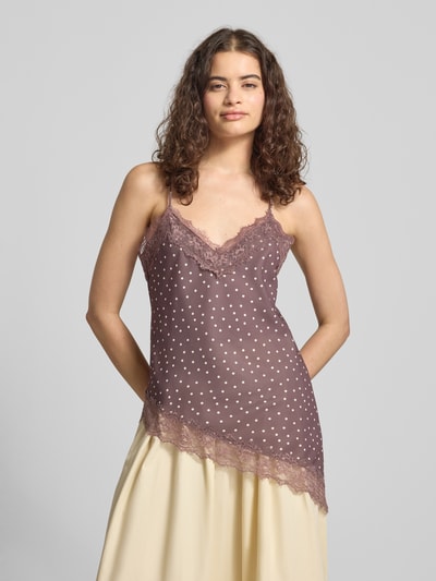 Frauenmodel trägt Top aus Satin mit Spitzenbesatz von REVIEW mit Asymmetrischer-Look, V-Ausschnitt, Spaghettiträger, Rückenlänge 54 cm, Ganzkörperansicht von vorne.