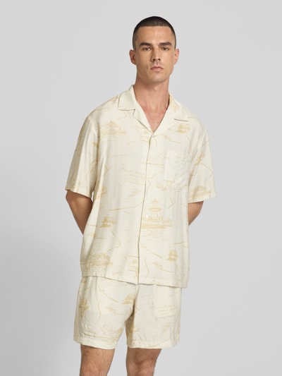 Männermodel trägt Regular Fit Freizeithemd aus Viskose-Mix von MAISON KITSUNÉ in Creme mit beigem Muster, Reverskragen, Knopfleiste, Kurzarm; Ganzkörperansicht von vorne. Rückenlänge 71 cm, Schulterbreite 52 cm, Ärmellänge 30 cm.