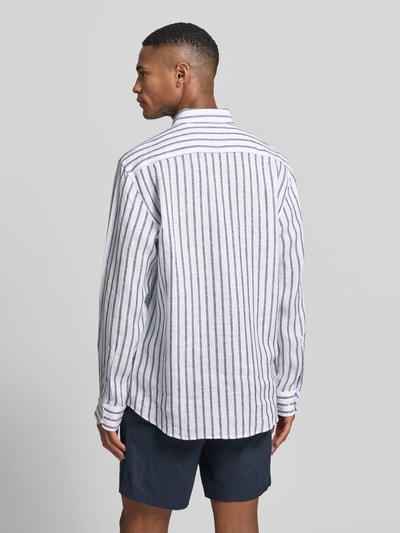 Männermodel trägt Slim Fit Freizeithemd aus reinen Leinen von Christian Berg Men mit blauen Streifenmuster, Ganzkörperansicht Rückansicht. Rückenlänge 79 cm, Schulterbreite 48 cm, Ärmellänge 65 cm, Button-Down-Kragen, durchgängige Knopfleiste, Langärmelig, Sportmanschetten.