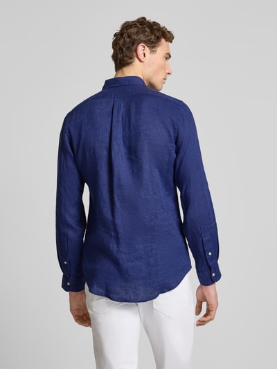 Männermodel trägt Slim Fit Freizeithemd aus reinem Leinen von Polo Ralph Lauren, Farbe blau, Optik: Unifarben, Struktur glatt, Ganzkörperansicht Rückansicht.