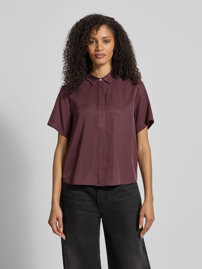 Vrouwenmodel draagt Regular Fit Bluse aus Lyocell mit verdeckter Knopfleiste van Samsøe Samsøe, bordeauxrood, hemdblousekraag, vooraanzicht bovenlichaam.