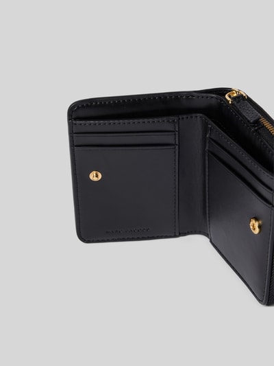 Produktfoto, Portemonnaie aus echtem Rindsleder von Marc Jacobs mit Hauptfach, Reißverschluss, Logo-Detail, Steckfächer, Druckknopfverschluss, schwarze glatte Oberfläche, goldene Details