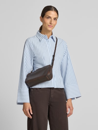 Vrouwenmodel draagt Handtasche aus Leder met Schulterriemen Modell 'CLARICE II' van LIEBESKIND BERLIN in bruin leer met Logo, verstelbare schouderband, Hoofdvak met ritssluiting, voor dames, vooraanzicht van het hele lichaam