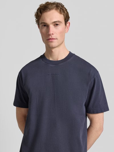 Männermodel trägt Relaxed Fit T-Shirt aus reiner Baumwolle von Marc O'Polo, Optik: Unifarben, Label-Schriftzug, Nahaufnahme Oberkörper.