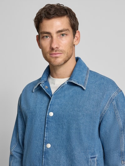 Männermodel trägt Relaxed Fit Jeansjacke aus Baumwoll-Ananas-Mix von Marc O'Polo Denim in Optik: Unifarben, Nahaufnahme Oberkörper.