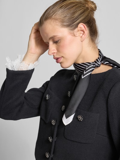 Frauenmodel trägt Jacke aus Woll-Mix mit Kaschmir-Anteil von Self-Portrait, tailliert, Ziersteinbesatz, Brusttaschen, Nahaufnahme Oberkörper
