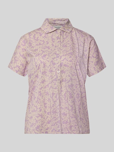 Produktfoto, Relaxed Fit Poloshirt aus reiner Baumwolle von Marc O'Polo in zartem Flieder mit floralem Allover-Muster, weiche Jersey-Textur, kurzer Polokragen, V-Ausschnitt und Knopfleiste