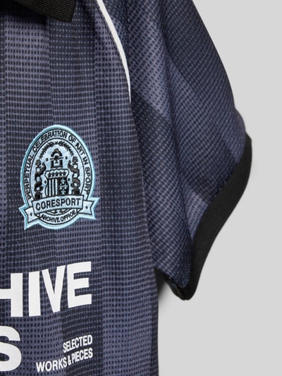 Productfoto, Trikot met polokraag model 'BREEZE FOOTBALL' van Jack & Jones voor kinderen, regular fit, print, ruglengte bij maat 140: 53 cm, donkerblauw, witte en lichtblauwe details, structuur met kleine vierkantjes.