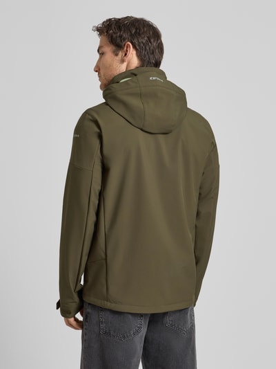 Męski model nosi Regular Fit Jacke mit Kapuze Modell 'BARMSTEDT' od Icepeak w kolorze oliwkowym, krój regular fit, długość tyłu 78 cm, szerokość w rozmiarze 50: 54 cm, szerokość ramion w rozmiarze 50: 43 cm, długość rękawa w rozmiarze 50: 71 cm, widoczne kieszenie na zamek oraz nadruk z logo, tkanina gładka, gładka faktura, widok całej sylwetki z tyłu.