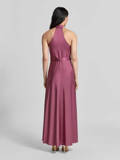 Frauenmodel trägt Abendkleid mit Neckholder von Rinascimento in glänzendem Rosa, Maxilänge, Material-Mix mit Stretch, Rückansicht, KI-modifiziertes Bild.