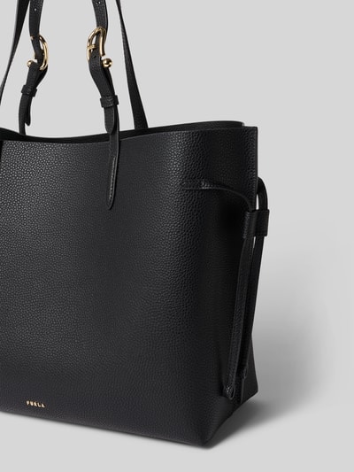 Produktfoto, schwarze Handtasche aus echtem Leder mit Logo-Detail Modell 'Ava' von FURLA, strukturierte Oberfläche, goldene Metallschnallen, schmales Schulterriemen-Design, offenes Hauptfach, Breite 51 cm, Länge 30 cm, Tiefe 40 cm, Schulterriemen 58 cm.