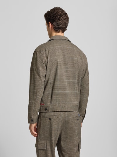 Männermodel trägt Regular Fit Hemdjacke mit Knopfleiste von Scotch & Soda, Viskose-Materialmix, allover Muster, Kentkraag, ruglengte 64 cm, Ganzkörperansicht Rückansicht.