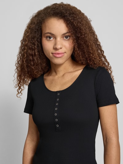 Frauenmodel trägt Slim Fit T-Shirt aus Baumwoll-Mix Modell 'SIMPLE' von Only, Optik: Unifarben, Knopf-Details, Ripp, Nahaufnahme Oberkörper.