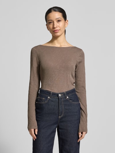 Kobiece model prezentuje Regular Fit Langarmshirt aus reiner Baumwolle von Marc O'Polo, melanż, krój regular fit, nadruk z logo, dekolt w łódkę, długi rękaw, dżersej, bawełna. Ganzkörperansicht von vorne.