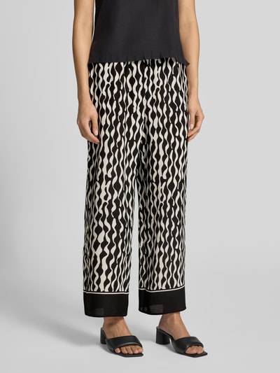 Vrouwenmodel draagt Relaxed fit culotte uit pure viscose model 'Marou motion' van OPUS in zwart-wit grafisch patroon, vooraanzicht, Dames culotte van OPUS