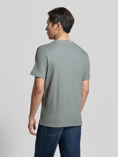 Männermodel trägt T-Shirt mit Label-Patch und Rundhalsausschnitt von Lerros, Reine Baumwolle, Gerader-Schnitt, Rückenlänge 69 cm, Ganzkörperansicht Rückansicht.