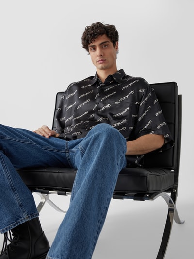 VETEMENTS Oversized Freizeithemd mit Allover-Logo Schwarz 3