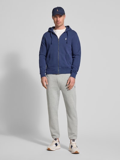 Männermodel trägt Regular Fit Sweatshorts aus Baumwoll-Mix von Polo Ralph Lauren, Optik: Unifarben, Logo-Stitching, Sweat, Ganzkörperansicht von vorne.