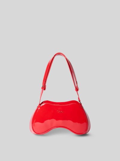 Produktfoto, Shoulder Bag mit Logo-Detail von Diesel in glänzendem Rot, glatte Oberfläche, schmale Schulterriemen, Reißverschluss, Maße 22x20x7 cm.