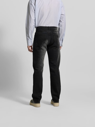 Männermodel trägt Straight Fit Jeans aus reiner Baumwolle von MM6 Maison Margiela im Used-Look, 5-Pocket-Design, Ganzkörperansicht Rückansicht.